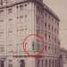 un tempo affissa sul prospetto angolare al primo piano del sontuoso palazzo: l dove  possibile intravederla impressa su vecchie fotografie.